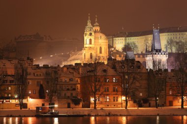 gece romantik karlı Prag Aziz nicholas Katedrali, Çek Cumhuriyeti