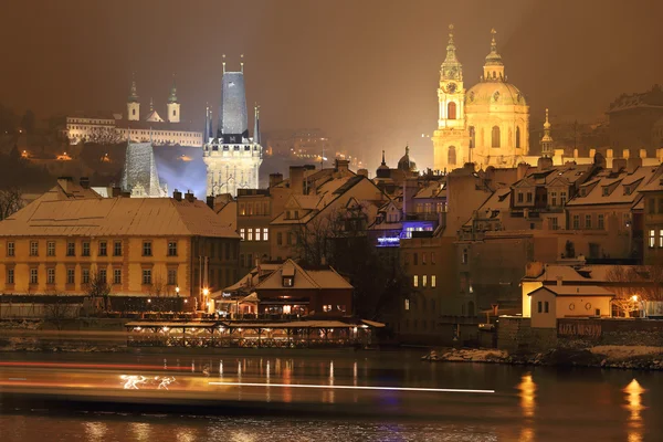 チェコ共和国夜ロマンチックな雪に覆われたプラハ聖ニコラス大聖堂 — ストック写真