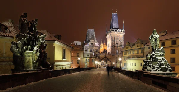 Notte nevosa Torre del Ponte di Praga e Cattedrale di San Nicola, Repubblica Ceca — Foto Stock