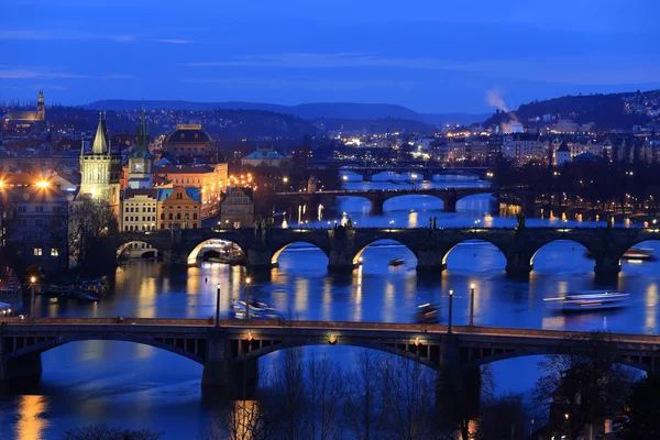 Zimowa noc Praga Miasto z mostami nad Wełtawą, Czechy — Zdjęcie stockowe