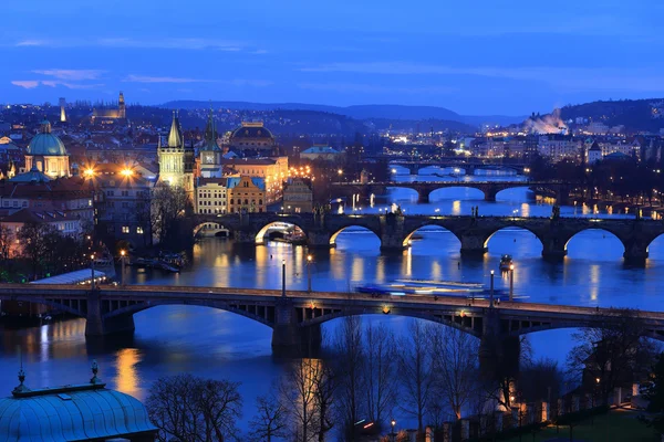 Notte invernale Praga City con i suoi ponti sopra il fiume Moldava, Repubblica Ceca — Foto Stock