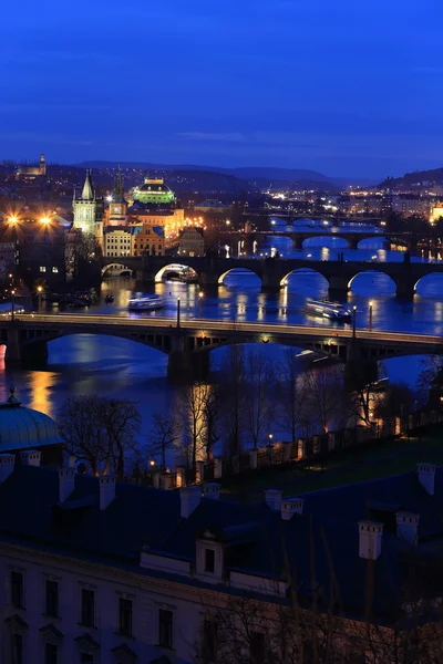 Noche de invierno Praga con sus puentes sobre el río Moldava, República Checa — Foto de Stock