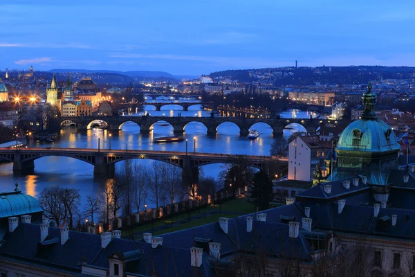 冬の夜プラハ市、チェコ共和国のヴルタヴァ川に架かる橋 — ストック写真