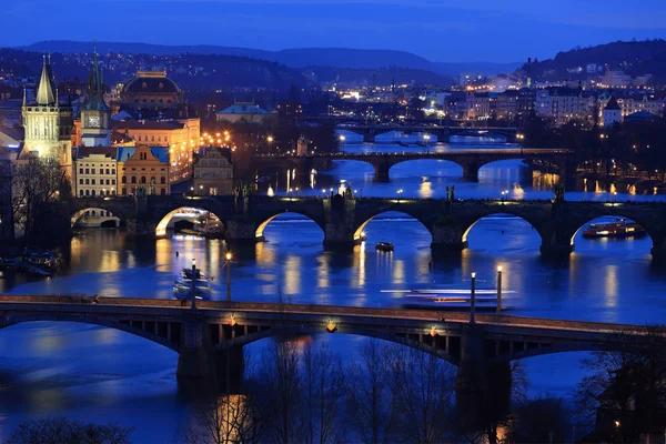 Nuit d'hiver Prague City avec ses ponts au-dessus de la rivière Vltava, République tchèque — Photo