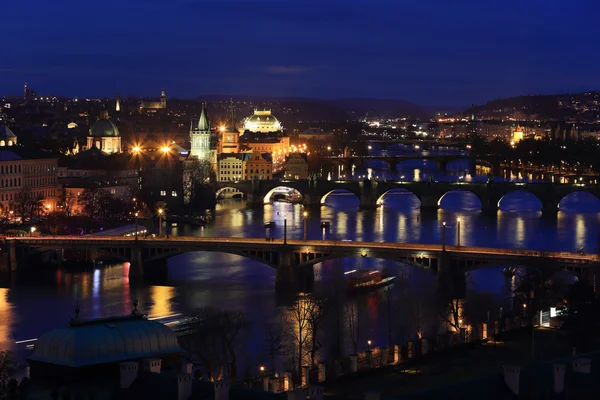 Зимняя ночь Прага с мостами над рекой Влтавой, Чехия — стоковое фото