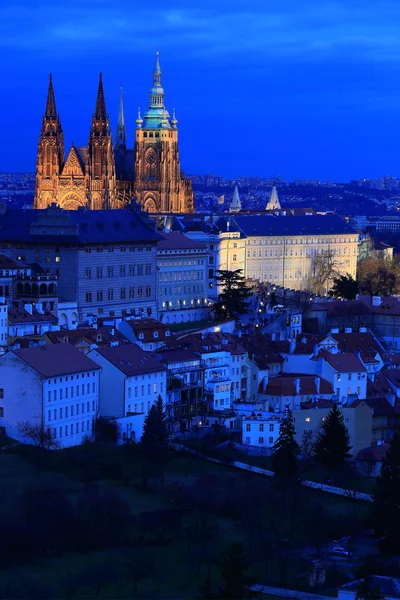 Noche de invierno Praga Ciudad con castillo gótico, República Checa —  Fotos de Stock