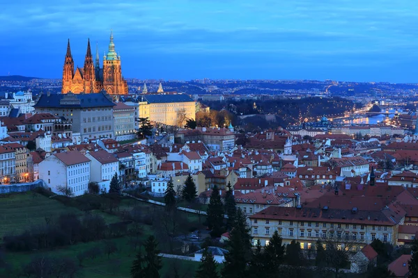 Zimowa noc Praga Miasto z gotyckim zamkiem, Czechy — Zdjęcie stockowe