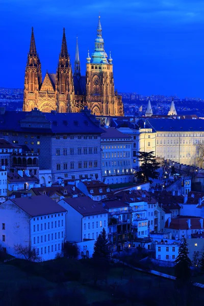 Zimní noc Praha Město s gotickým hradem, Česká republika — Stock fotografie