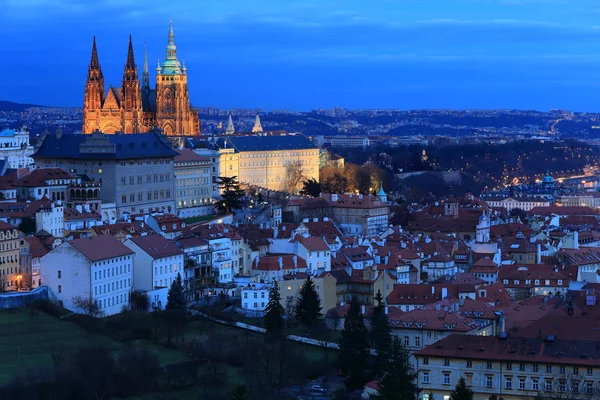 Zimowa noc Praga Miasto z gotyckim zamkiem, Czechy — Zdjęcie stockowe