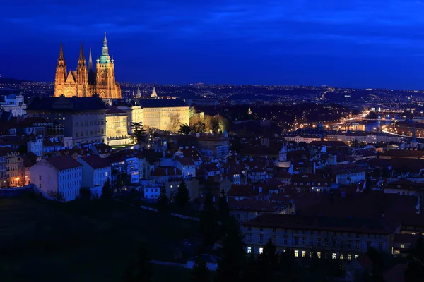 Zimowa noc Praga Miasto z gotyckim zamkiem, Czechy — Zdjęcie stockowe