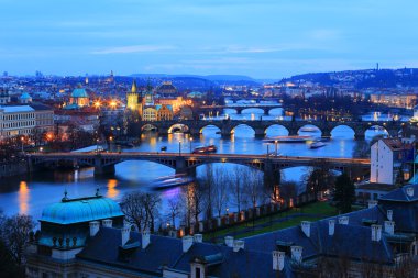 Romantik bir gece onun köprüler yukarıda Nehri Vltava, Çek Cumhuriyeti Prag şehir