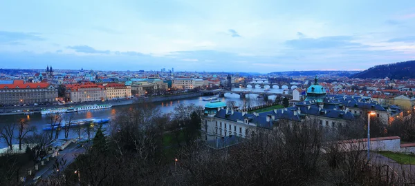 Romantyczna noc Pragi miasta z jego mosty nad rzeką Wełtawą, Republika Czeska — Zdjęcie stockowe