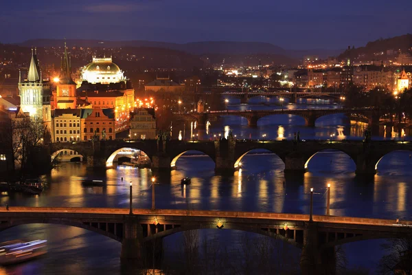 Nuit romantique Prague City avec ses ponts au-dessus de la rivière Vltava, République tchèque — Photo