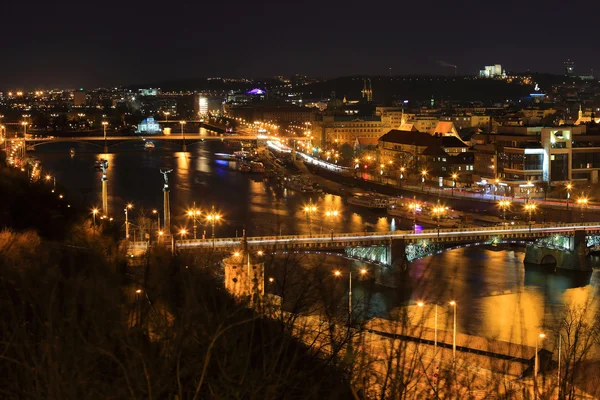 Noche romántica Praga con sus puentes sobre el río Moldava, República Checa — Foto de Stock