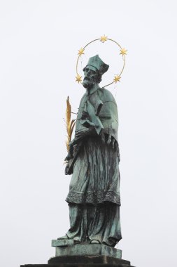 Nepomuk St John'ın heykeli Charles Köprüsü'nde Prag, Çek Cumhuriyeti