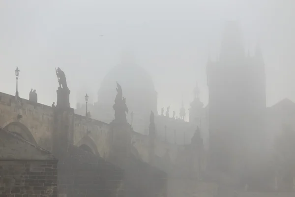 Sabah sonbahar sisli Prag Gotik Charles Köprüsü ile Old Town, Çek Cumhuriyeti