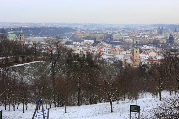 Ilk kar şehirde Prag, Çek Cumhuriyeti — Stok fotoğraf