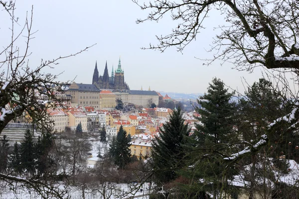 Primera nieve en la ciudad de Praga con castillo gótico, República Checa —  Fotos de Stock