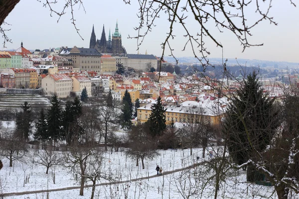 Der erste Schnee in Prag mit der gotischen Burg, Tschechische Republik — Stockfoto