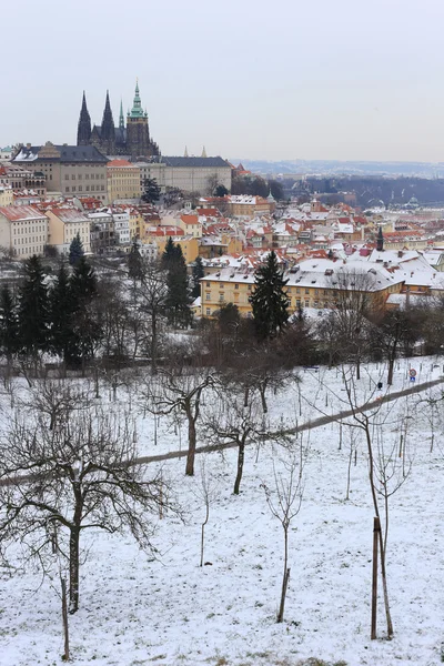 První sníh v Praze City s gotického hradu, Česká republika — Stock fotografie