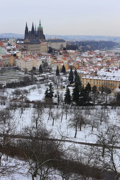 Перший сніг, в Празі місто з готичний замок, Чеська Республіка — стокове фото