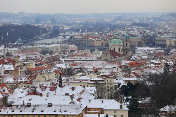 První sníh v městě Praha, Česká republika — Stock fotografie
