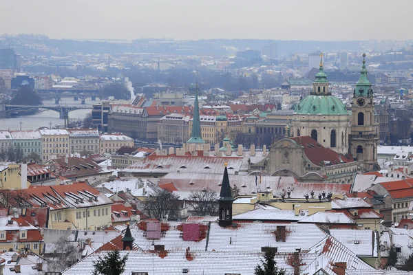 První sníh v městě Praha, Česká republika — Stock fotografie