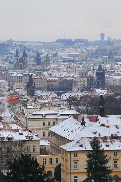 Ilk kar şehirde Prag, Çek Cumhuriyeti — Stok fotoğraf