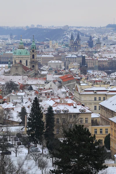 První sníh v městě Praha, Česká republika — Stock fotografie