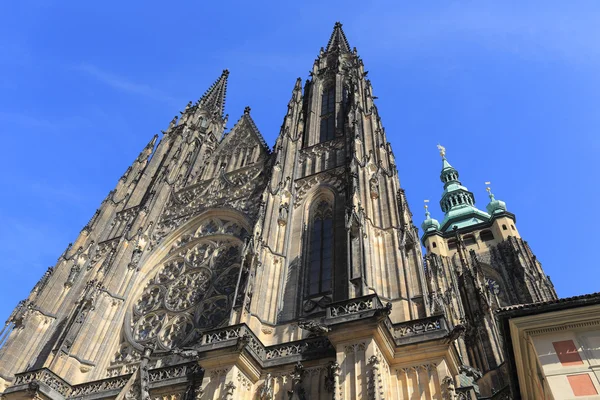 Gotische St.-Vitus-Kathedrale auf der Prager Burg, Tschechische Republik — Stockfoto