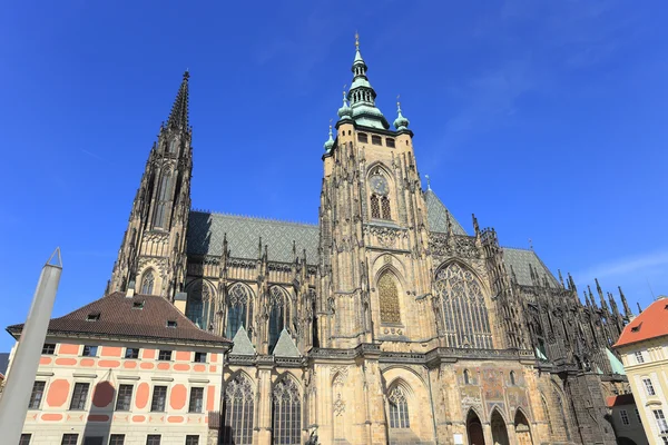 Gotische St.-Vitus-Kathedrale auf der Prager Burg, Tschechische Republik — Stockfoto