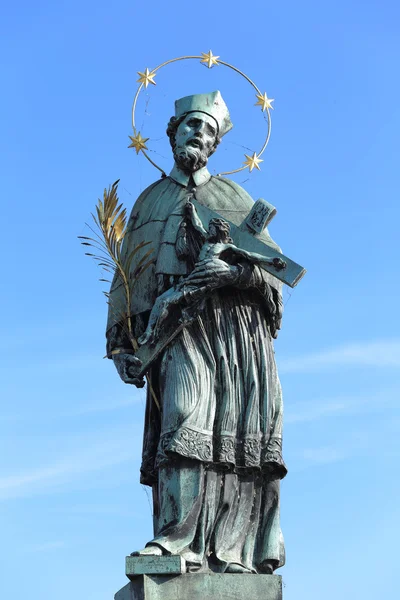 在捷克共和国布拉格查理大桥上 Nepomuk 圣约翰雕像 — 图库照片