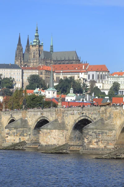 Näkymä syksyllä Praha kaupunki joen yläpuolella Vltava, Tsekin tasavalta — kuvapankkivalokuva