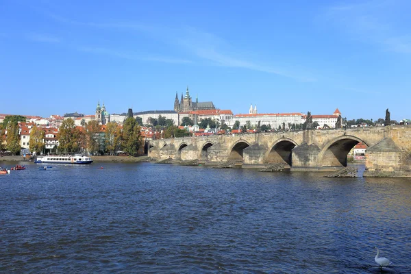 Vue sur l'automne Prague City au-dessus de la rivière Vltava, République tchèque — Photo