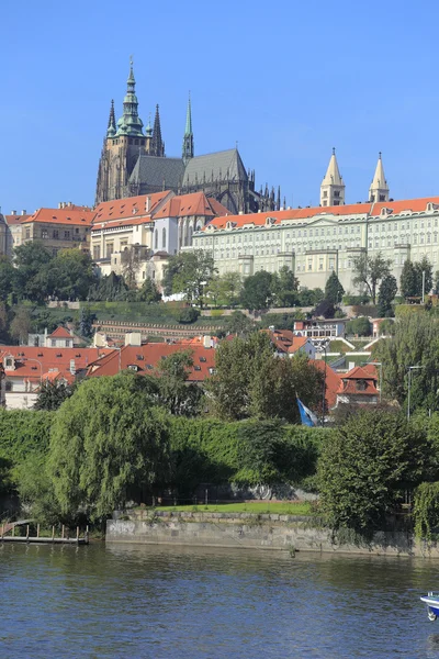 Vista sobre la ciudad de Praga en otoño sobre el río Moldava, República Checa — Foto de Stock