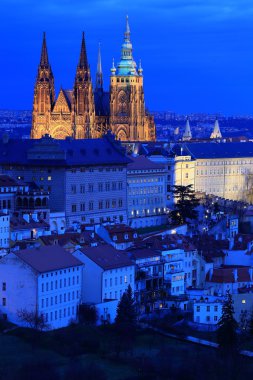 Gece kış Prague City ile Gotik Castle, Çek Cumhuriyeti