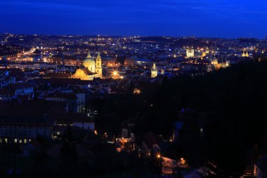 Gece kış Prague City ile Aziz Nicholas Katedrali, Çek Cumhuriyeti