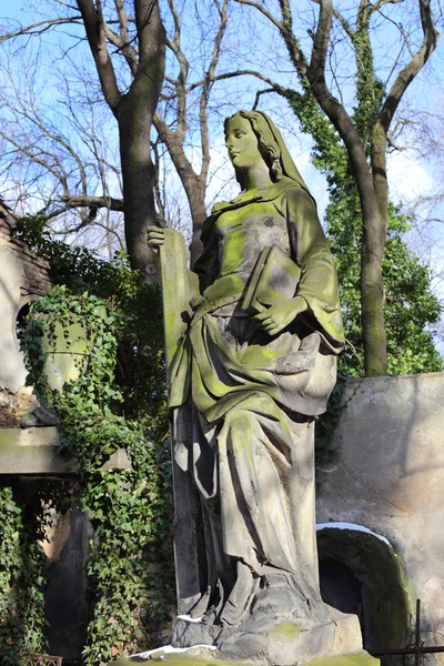 Skulptur från gamla Prague kyrkogård, Tjeckien — Stockfoto