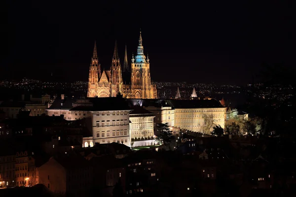 夜の街とゴシック様式城、チェコ共和国のプラハ冬 — ストック写真