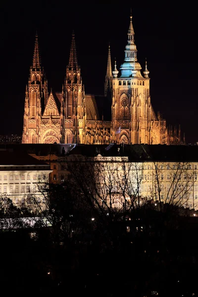 Noche invierno Praga ciudad con el castillo gótico, República Checa — Foto de Stock