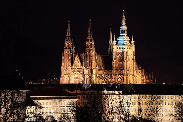 Nacht winter Prague City met de gotische Castle, Tsjechië — Stockfoto