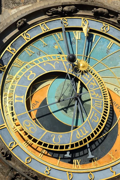 Detail der historischen mittelalterlichen astronomischen Uhr in Prag auf dem alten Rathaus, Tschechische Republik — Stockfoto