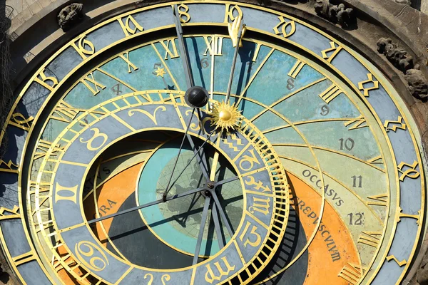 Detail der historischen mittelalterlichen astronomischen Uhr in Prag auf dem alten Rathaus, Tschechische Republik — Stockfoto