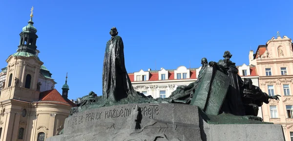 Monumento de Jan Hus na Praça Oldtown em Praga — Fotografia de Stock