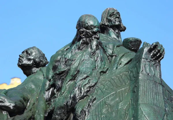 Monument voor Jan Hus op het plein Oldtown in Praag — Stockfoto