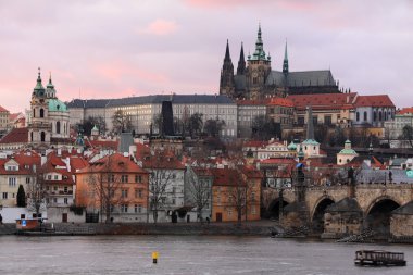 Gotik Prag Kalesi ile charles bridge sonra günbatımı, Çek Cumhuriyeti