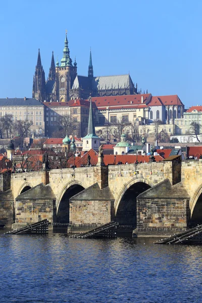 Château gothique de Prague au-dessus de la rivière Vltava, République tchèque — Photo