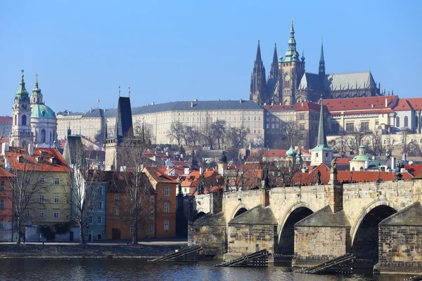 Готический замок над рекой Влтава, Чехия — стоковое фото