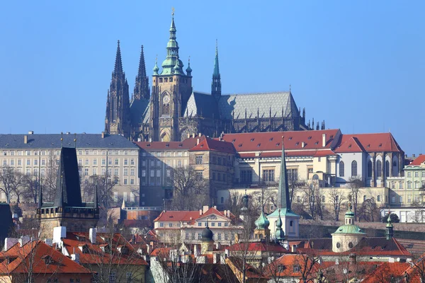 Castillo gótico de Praga sobre el río Moldava, República Checa —  Fotos de Stock