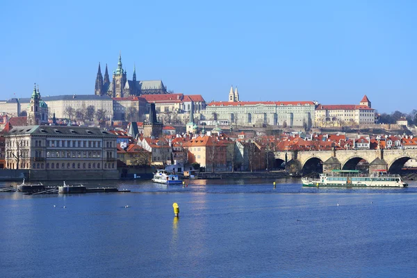 Gotycki Zamek Praski powyżej rzeki Wełtawy, Republika Czeska — Zdjęcie stockowe